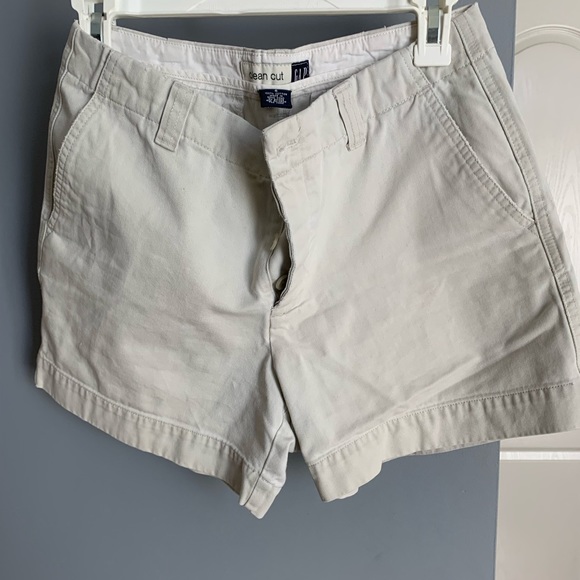 Khaki shorts. Gap. - Picture 3 of 4